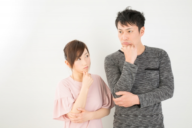 外壁塗装に悩んでいる夫婦のイメージ画像