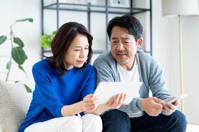 外壁塗装・屋根塗装をする際に夫婦が悩んでいるイメージ画像