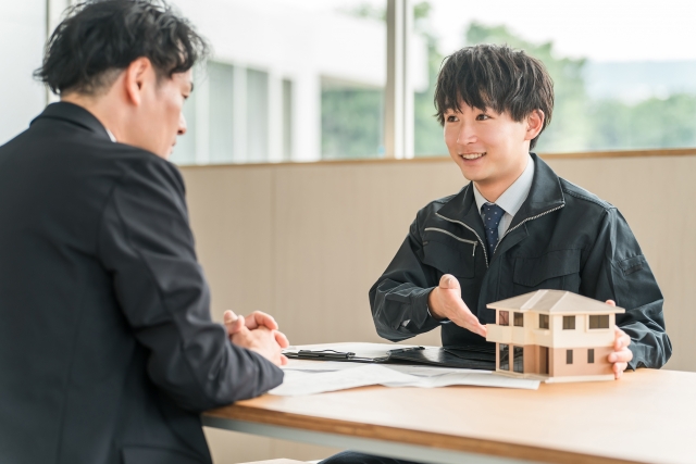 姫路市の外壁塗装に関する説明をする営業のイメージ画像