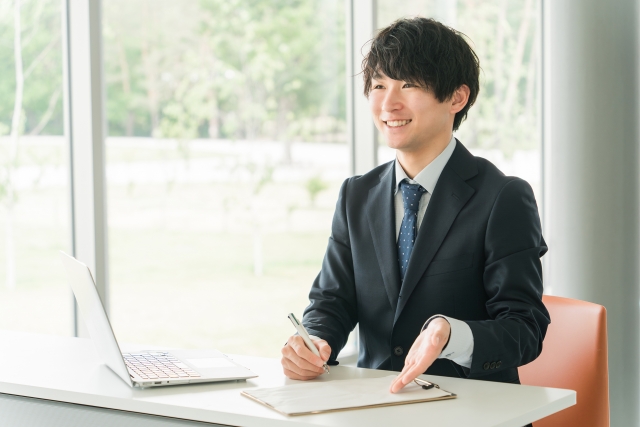 姫路市で屋根塗装・外壁塗装をする営業マンのイメージ画像