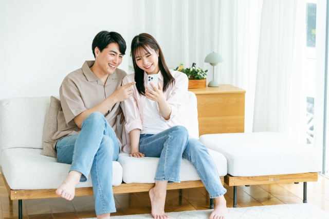 家の安全に保つために屋根塗装を検討する夫婦のイメージ画像