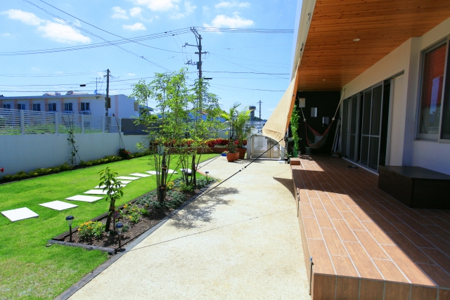 姫路市の屋根塗装についてのブログで屋根が紫外線によってダメージを受けるという解説のイメージ画像