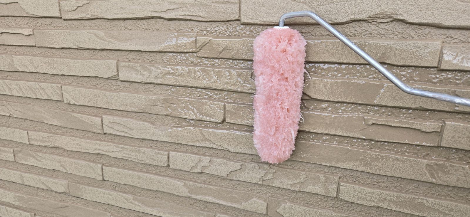 一般戸建て住宅の外壁塗装の下塗りの様子