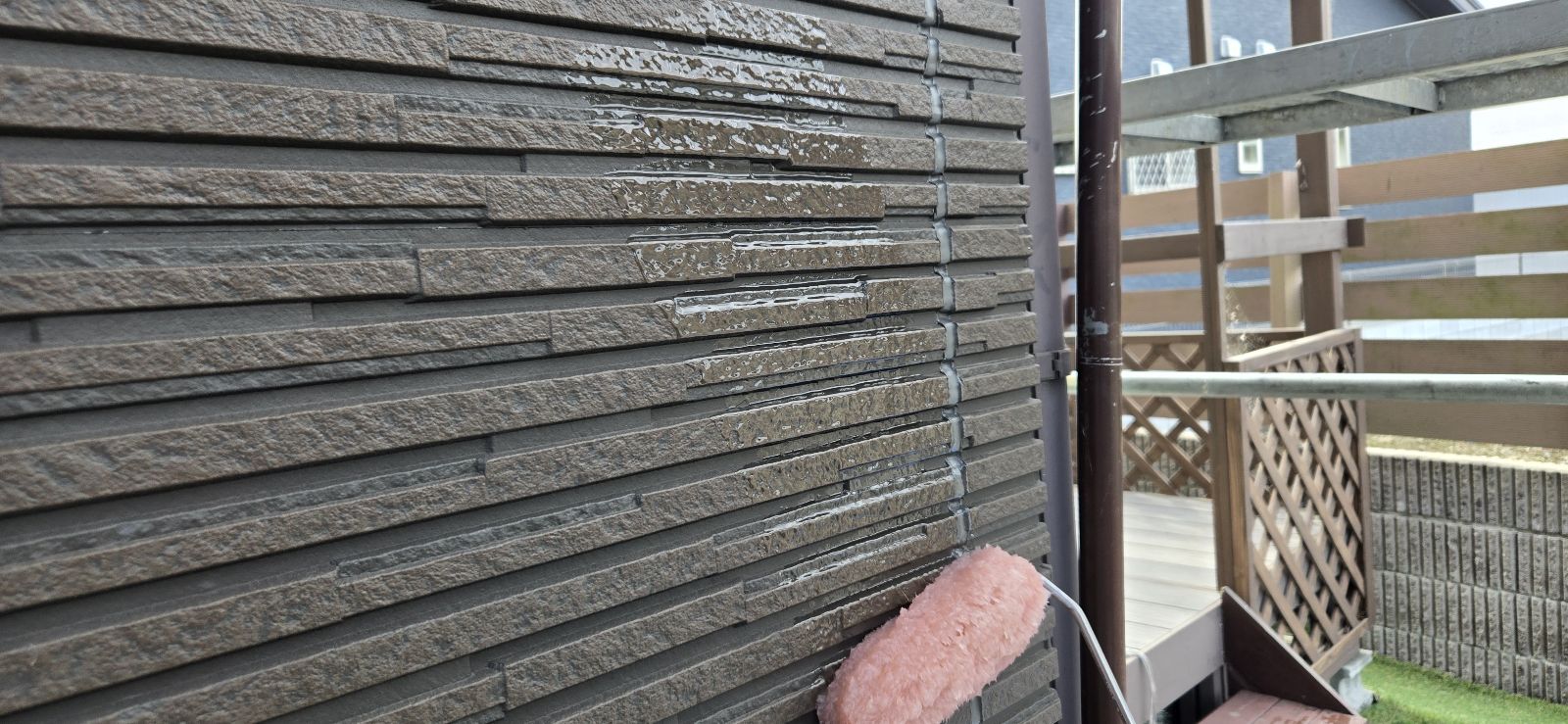 一般戸建て住宅の外壁塗装の下塗りの様子