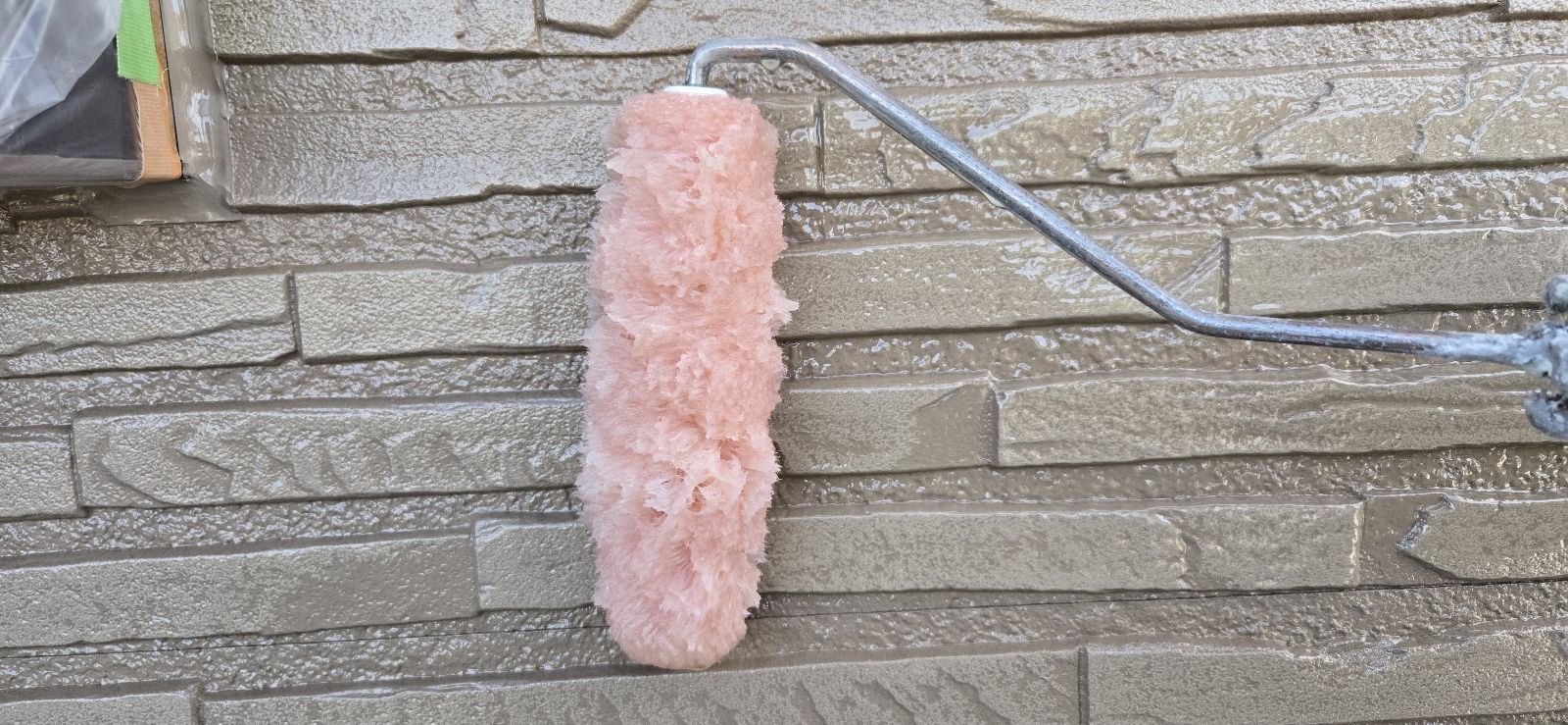 一般戸建て住宅の外壁塗装の上塗りの様子