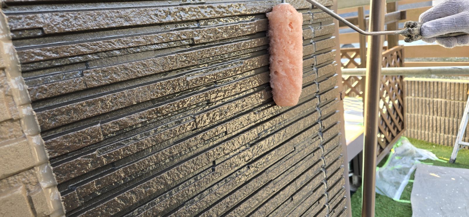 一般戸建て住宅の外壁塗装の上塗りの様子